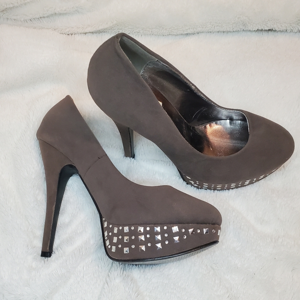 Bolaro by Summer Rio Studded Platform Heels Dark Taupe and Silver Size 6.5